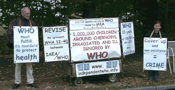 Guy Chatelan et Liliane Deroche devant lOMS du 5 au 9 octobre 2009