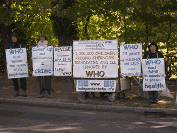 Paul Roullaud, Thérèse Raitière et Jeannine Naudinet devant lOMS du 12 au 16 octobre 2009