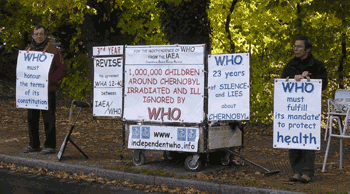Jean-Marie Dyon et Pascal Lluch devant lOMS du 26 au 28 octobre 2009