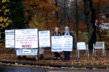 Thérèse Jouffroy et Claudine Le Tallec devant lOMS du 16 au 18 novembre 2009