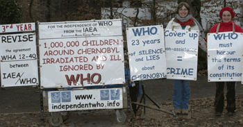 Annie Griffon et Anne Baldens devant lOMS du 23 au 24 novembre 2009