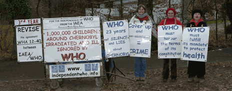 Annie Griffon, Anne Baldens et Claire Bretou devant lOMS du 25 au 27 novembre 2009