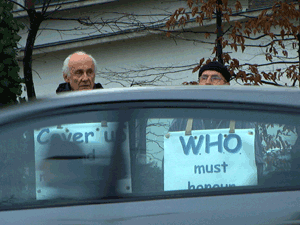 Wladimir Tchertkoff et Philippe Reculard devant lOMS du 10 au 11 décembre 2009