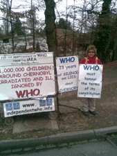 Martine Cuennet devant lOMS le 14 décembre 2009