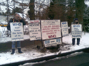 Francis Meuley et Éliane Varagnat devant lOMS le 21 décembre 2009