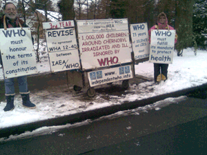 Francis Meuley et Martine Cuennet devant lOMS le 21 décembre 2009