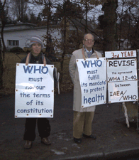 Carole Bouvier et Éric Peytremann devant lOMS le 22 décembre 2009