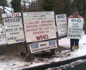 Martine Cuennet devant lOMS le 24 décembre 2009