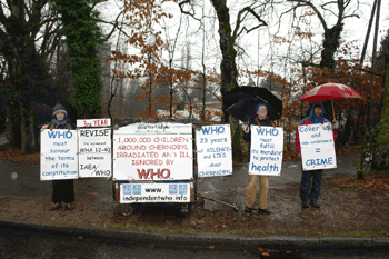 Carole Bouvier, Olivier Désire et Éric Peytremann devant lOMS le 29 décembre 2009