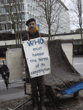 Michel Mégard devant lOMS le 30 décembre 2009