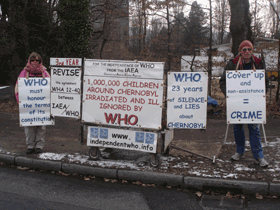 Martine Cuennet et Francis Meuley devant lOMS du 2 au 3 février 2010