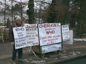 Guy Chatelan devant lOMS le 17 février 2010