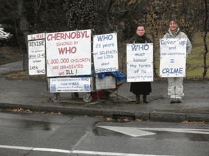 Rachel Mauguet et Annie Gogris devant lOMS du 22 au 26 février 2010