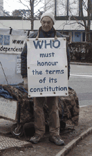 Guy Chatelan devant lOMS le 4 mars