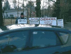 Guy Chatelan devant lOMS le 8 mars