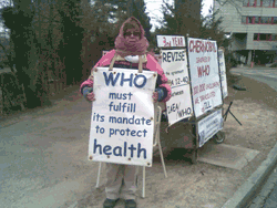 Martine Cuennet devant lOMS le 8 mars