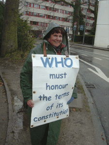 Monique Guittenit devant lOMS le 1 avril 2010