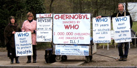 Françoise Chanial, Martine Cuennet et François Rittmeyer devant lOMS du 5 au 9 avril 2010