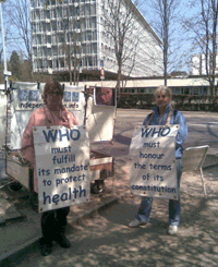 Martine Cuennet et Édith Mayer devant lOMS le 19 avril 2010