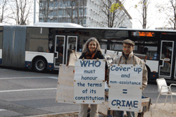 Fabienne et Pierre Fetet devant lOMS le 20 avril 2010