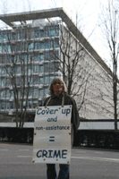 Éliane Varagnat devant lOMS le 21 avril 2010