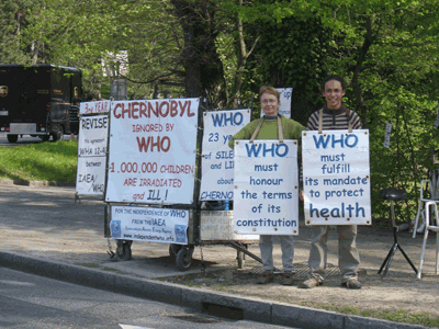 Joëlle et Ioané Chartier devant lOMS du 22 au 23 avril 2010