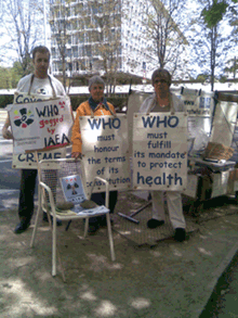 Jan Hemmer, Lamamo et Martine Cuennet devant lOMS le 26 avril 2010