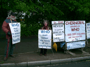 Alain Madrange et Denise Poussel devant lOMS du 3 au 5 mai 2010