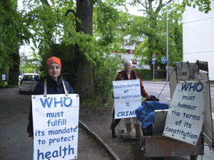 Annick Steiner et Monika von der Meden devant lOMS du 6 au 7 mai 2010