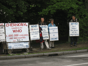 Mathias Grossiord, Martine Cuennet and Patrick Dubezak in front of WHO from 14th to 15th June 2010
