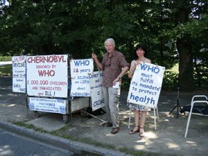 Ronan le Fur y Annie Vignoud delante de la OMS el 1 julio 2010