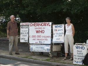 Ronan le Fur y Françoise Chaffard delante de la OMS el 2 julio 2010