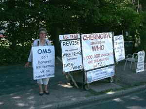 Martine Cuennet delante de la OMS el 7 julio 2010