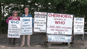 Éliane Varagnat y Christine Kjelberg delante de la OMS el 12 julio 2010