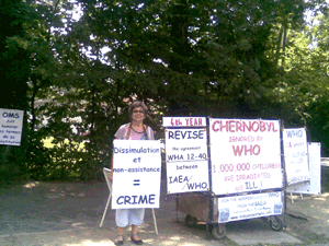 Martine Cuennet delante de la OMS el 14 julio 2010