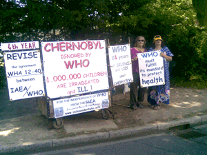 Éliane Varagnat y Fabienne delante de la OMS el 14 julio 2010