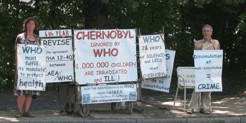Véronique Mercz y Jacques Bonnet delante de la OMS el 16 julio 2010