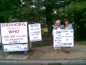 Monika von der Meden y Michelle Marillier delante de la OMS del 28 al 30 julio 2010
