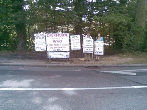Martine Cuennet y Michelle Marillier delante de la OMS del 28 al 30 julio 2010