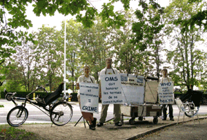 Alice Creskens, Cédric Trolong and Laurent Le Guyader in front of WHO from 11th to 13th August 2010