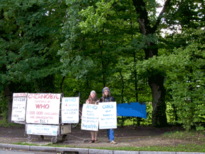 Lamamo and Liza André in front of WHO from 6th to 10th September 2010
