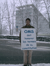 Pascal Antonanzas delante de la OMS el 13 diciembre 2010