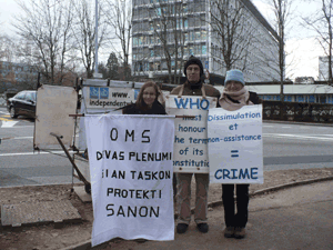 Jeanne Millet, Pascal Antonanzas y Marie-Francia Sarbach delante de la OMS del 14 al 17 diciembre 2010