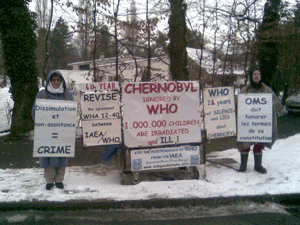 Martine Cuennet y Armelle Harrouard delante de la OMS el 28 diciembre 2010