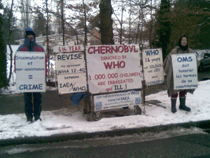 Olivier Désire y Armelle Harrouard delante de la OMS el 28 diciembre 2010