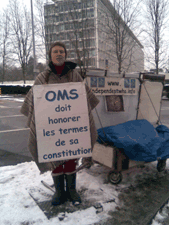 Armelle Harrouard delante de la OMS el 30 diciembre 2010