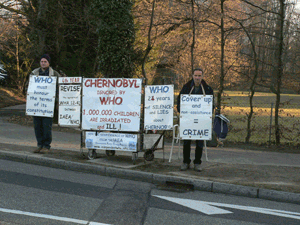 Denny Simonnet et Christophe Elain devant lOMS du 9 au 11 février 2011