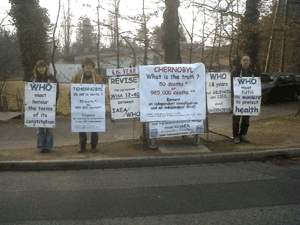 Alison Katz, Paul Roullaud et Christophe Elain devant lOMS du 14 au 15 février 2011
