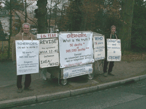 Alain Boutonnet et Christophe Elain devant lOMS le 16 février 2011