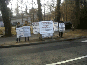 Anne Sophie Cordoeiro, Paul Roullaud et Christophe Elain devant lOMS du 17 au 18 février 2011